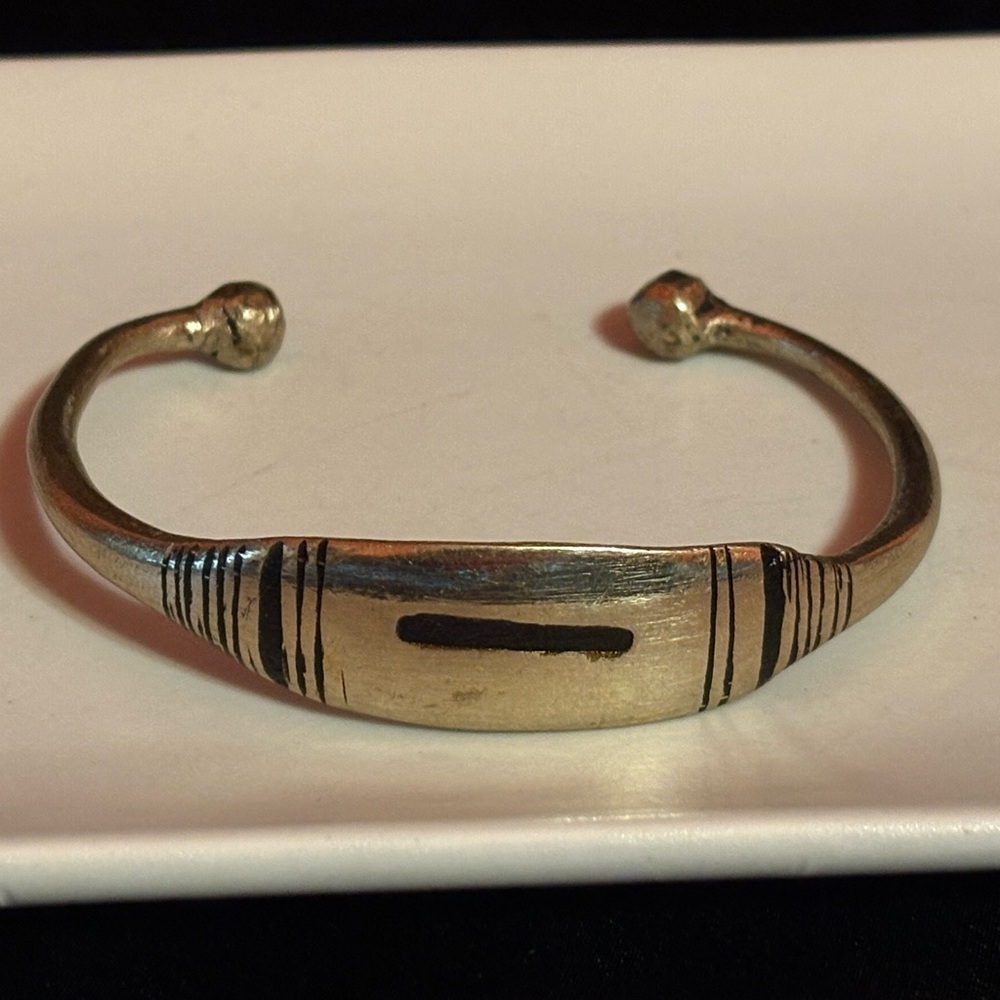 Sale‼️ Silver and Black Patterned Cuff Bracelet 💚 - Picture 2 of 8